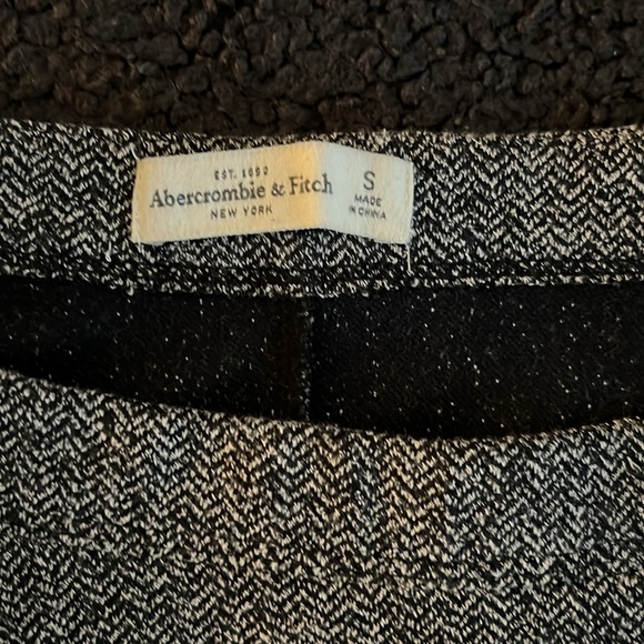 Abercrombie & Fitch | High-Rise Skater Skirt - Picture 4 of 5